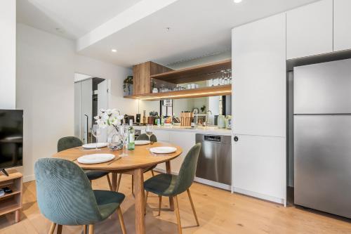 Kitchen, Entire Luxury Apartment City Views in South Melbourne