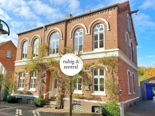 FeWo "Ebbe" im historischen Denkmal, ruhig & modern mit Stil, Kunst und großem Garten, hochwertiger Ausstattung & zentraler Lage in Esens- 3km zur Nordsee, alles fußläufig erreichbar - ideal für Paare oder kleine Familien in Esens, Deutschland