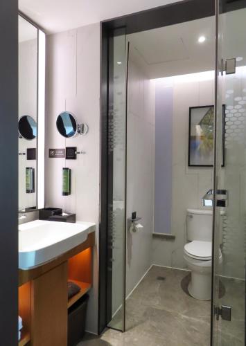 room detail thumbnail 2