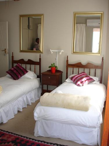1 double bed, 2 twin beds