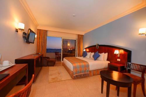 Deluxe Room with Sea View image 3