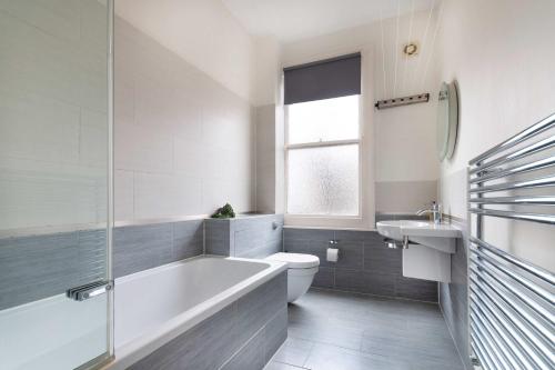 1 bed Clapham Junction apartment, Londýn (fotografie 8)