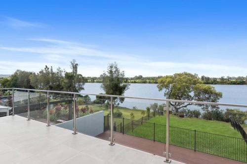 Large 5-Bedroom Family Retreat in Helensvale with Pool in otok Hope 
