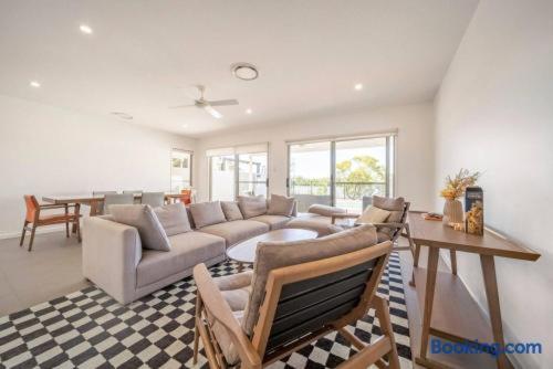 Large 5-Bedroom Family Retreat in Helensvale with Pool in otok Hope 