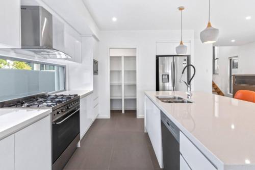 Large 5-Bedroom Family Retreat in Helensvale with Pool in otok Hope 