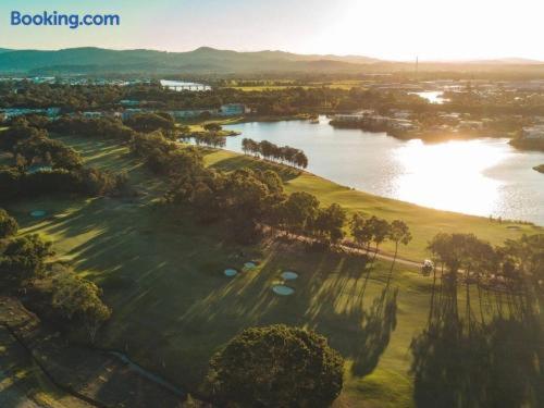 Large 5-Bedroom Family Retreat in Helensvale with Pool in otok Hope 