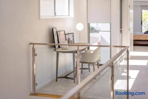 Large 5-Bedroom Family Retreat in Helensvale with Pool in otok Hope 