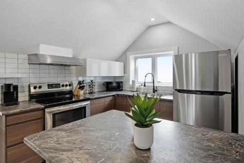 Modern 1 Bdrm with Laundry, BBQ, Deck in 韋蘭