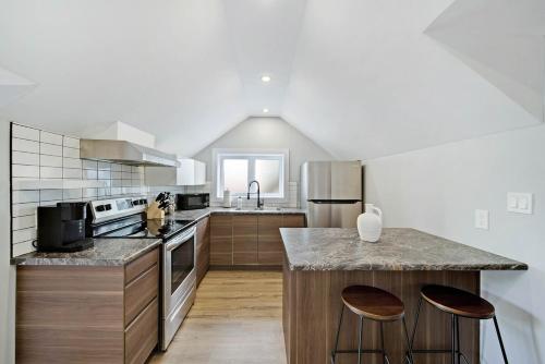 Modern 1 Bdrm with Laundry, BBQ, Deck in 韋蘭