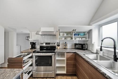 Modern 1 Bdrm with Laundry, BBQ, Deck in 韋蘭