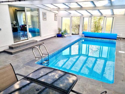 View, Indoor Heated Pool - Large Family Home - Sleeps 12 - Near Bournemouth Beach in Redhill