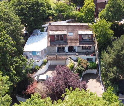 Indoor Heated Pool - Large Family Home - Sleeps 12 - Near Bournemouth Beach – khách sạn tại Redhill
