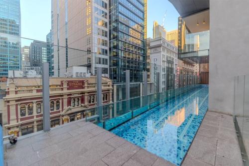 Sydney Observatory Home Luxe 2BR with City views and pool - image 10