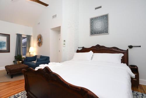Historic Riverside Getaway with Private Beach Boat Rental on Property and Outdoor BBQ - image 8