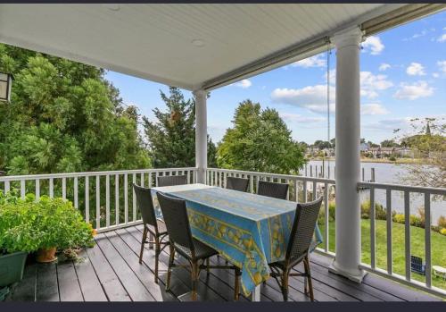 Historic Riverside Getaway with Private Beach Boat Rental on Property and Outdoor BBQ - image 7