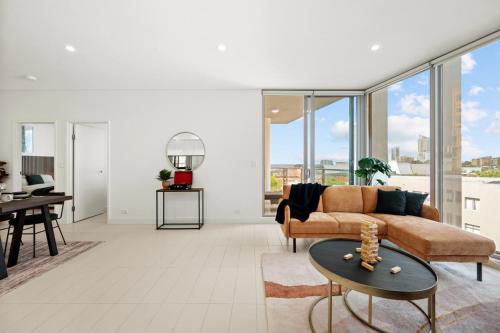 Moody Luxe Designer 2BR Dark Oak in Surry Hills - image 2