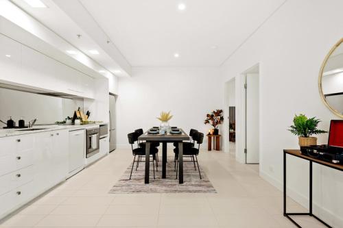 Moody Luxe Designer 2BR Dark Oak in Surry Hills - image 6