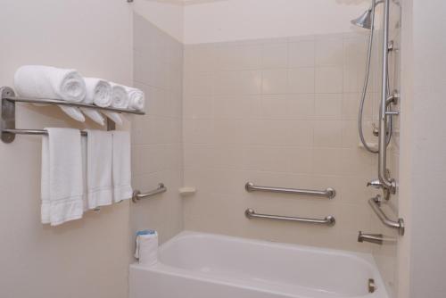 Holiday Inn Express & Suites Washington - Meadow Lands by IHG in Washington, USA