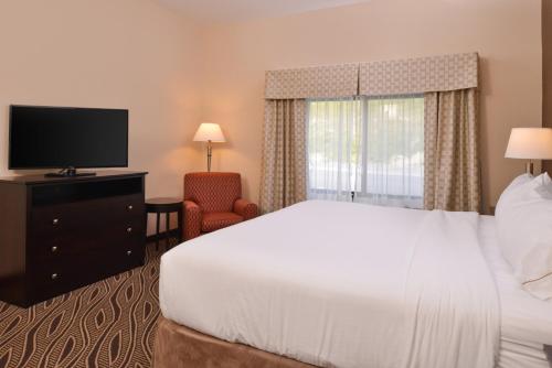 Holiday Inn Express & Suites Washington - Meadow Lands by IHG in Washington, USA