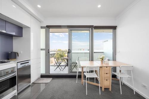 Bellview Bright Balcony City View 50m to Train Station in 普雷斯頓