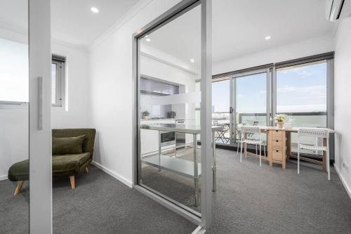 Bellview Bright Balcony City View 50m to Train Station in 普雷斯頓