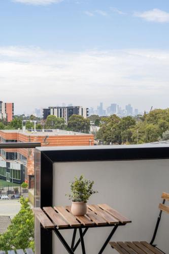 Bellview Bright Balcony City View 50m to Train Station in 普雷斯頓