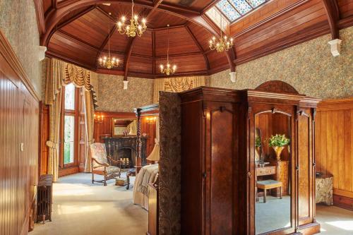 Pale Hall The 5-star Palé Hall offers comfort and convenience whether youre on business or holiday in Llandderfel. Both business travelers and tourists can enjoy the propertys facilities and services. Servic