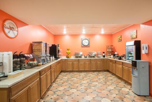 Howard Johnson by Wyndham South Portland - image 8
