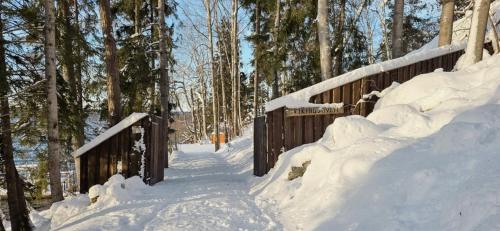 A szálláshely kívülről, Modern Log Cabin On Adelsö (Modern Log Cabin On Adelso) in Adelso
