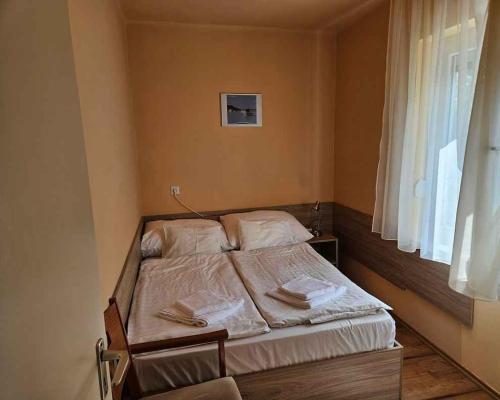 2 bedrooms, 3 beds