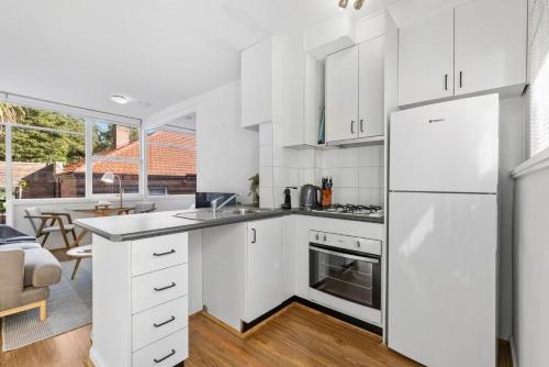Sunny 1BR cozy apartment Parkside and Harbourside in Bellevue Hill