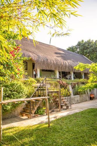 酒店外观, Kitesurf Tofo House - 1 minute walk from beach and center in 伊尼扬巴内
