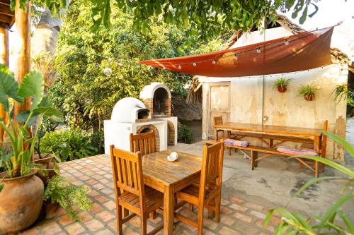 公共休息室/电视室, Kitesurf Tofo House - 1 minute walk from beach and center in 伊尼扬巴内