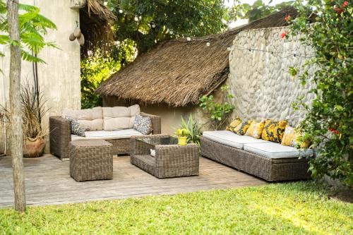 公共休息室/电视室, Kitesurf Tofo House - 1 minute walk from beach and center in 伊尼扬巴内