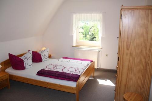 1 double bed, 1 twin bed