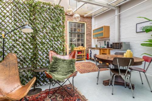 Cozy two-room city center apartment with garden