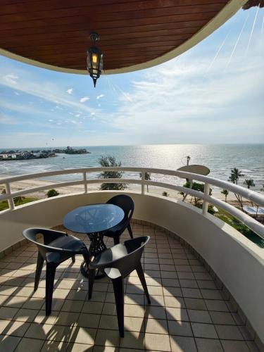 Beachfront 2BR Apartment ,Sea View ,Pool & Parking ,Best Value Stay – khách sạn tại Kampung Si Rusa