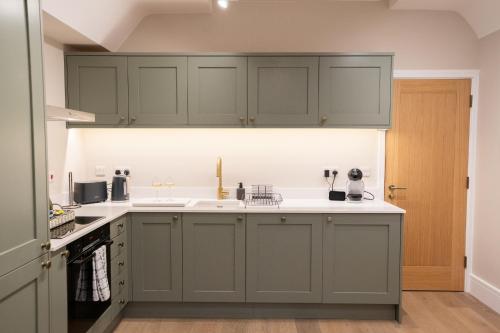 Brand New Modern 2BR Apt in Broadway High St - Sleeps 6 in Broadway
