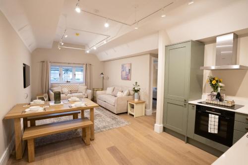 Brand New Modern 2BR Apt in Broadway High St - Sleeps 6 in Broadway