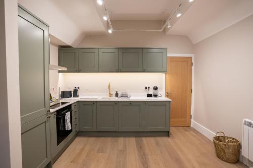 Brand New Modern 2BR Apt in Broadway High St - Sleeps 6 in Broadway