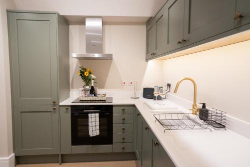 Brand New Modern 2BR Apt in Broadway High St - Sleeps 6 in Broadway