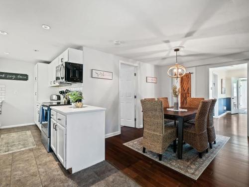 Family Fun: Comfy Home, 10 Min to Cedar Point Fun! in Huron (OH)