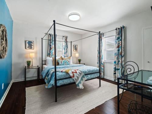 Family Fun: Comfy Home, 10 Min to Cedar Point Fun! in Huron, USA