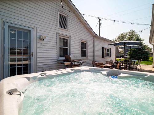 Family Fun: Comfy Home, 10 Min to Cedar Point Fun! in Huron (OH)