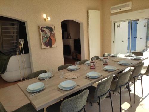 Grande maison familiale avec piscine chauffée (Grande maison familiale avec piscine chauffee) in Thizay