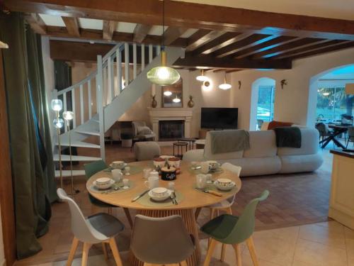 Grande maison familiale avec piscine chauffée (Grande maison familiale avec piscine chauffee) in Thizay