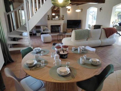 Grande maison familiale avec piscine chauffée (Grande maison familiale avec piscine chauffee) in Thizay
