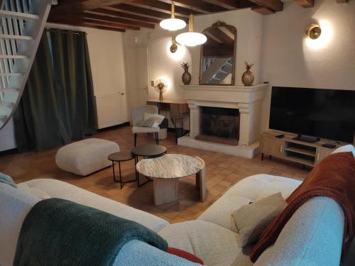 Grande maison familiale avec piscine chauffée (Grande maison familiale avec piscine chauffee) in Thizay