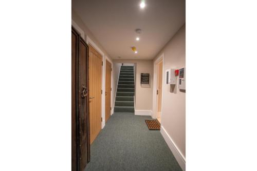 Brand New Modern 2BR Apt in Broadway High St - Sleeps 6 in Broadway