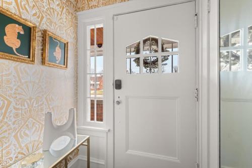 Hot Tub - Game Room - Chic & Spacious - Sleeps 10, Cleveland (zdjęcie 8)